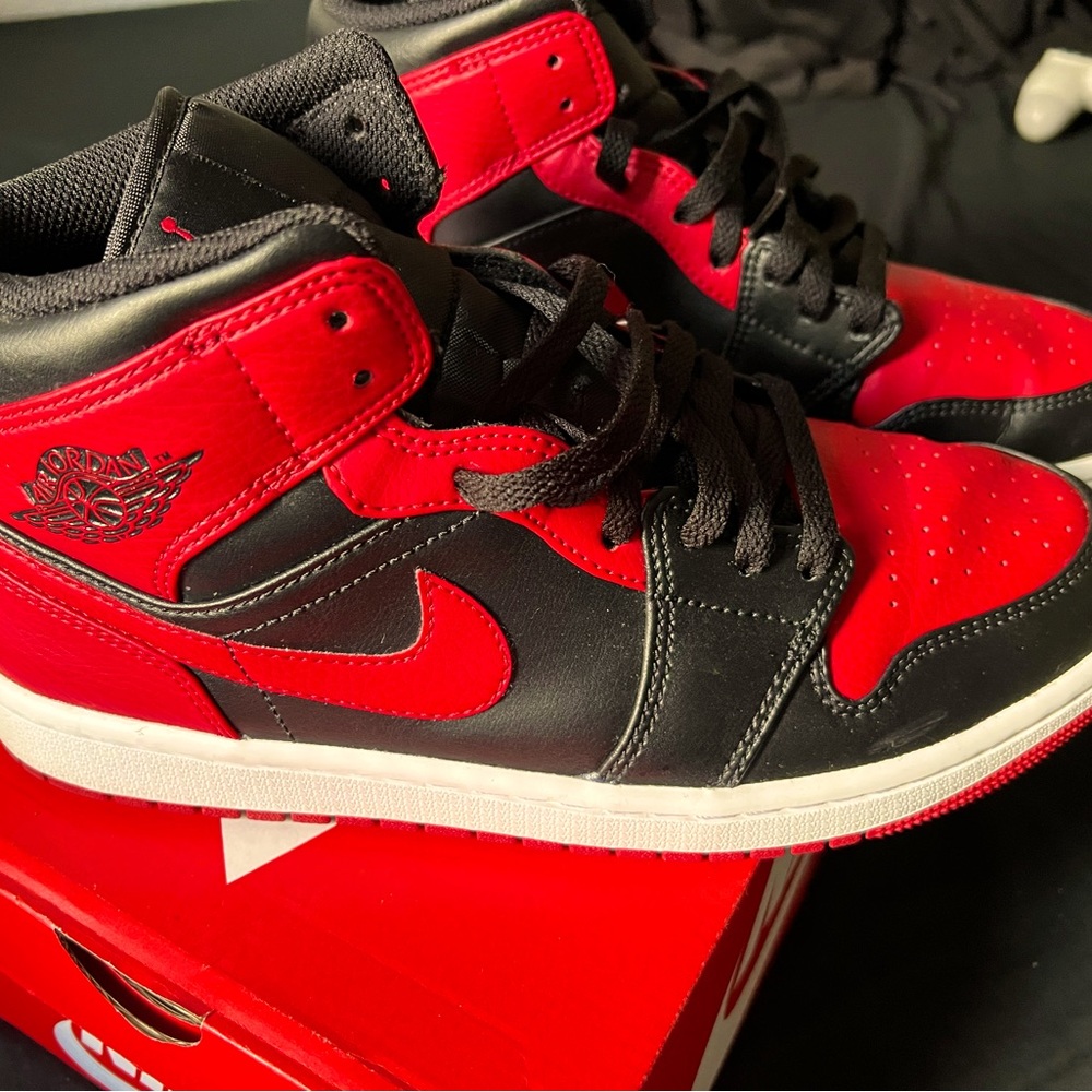 Jordan 1 mid banned (2020)